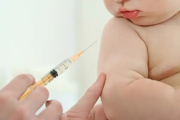  واکسیناسیون نوزادان و راهکارهای مدیریت تب
