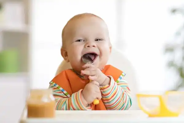 از چند ماهگی به نوزاد غذا بدهیم