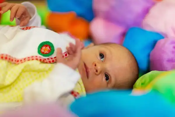 اهمیت انتخاب اسباب‌بازی‌های مناسب برای دوران نوزادی