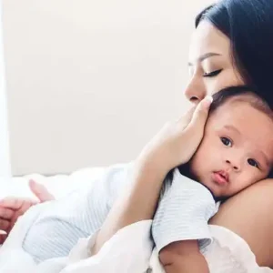 نحوه صحیح بغل کردن نوزاد