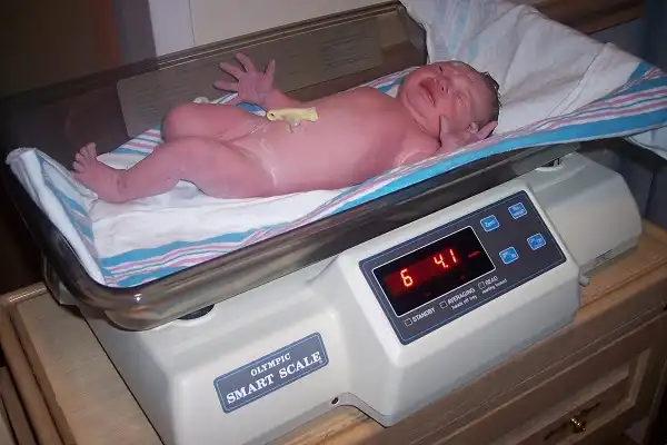وزن طبیعی نوزاد هنگام تولد، چقدر باید باشد و چه عواملی تأثیر دارد؟