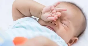 علت مالیدن چشم توسط نوزاد و کودک