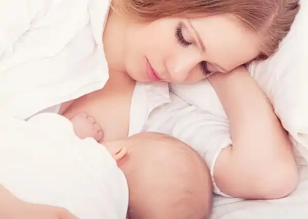 مزایای تغذیه با شیر مادر برای نوزاد و مادر