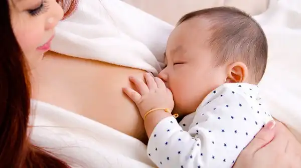 مزایای تغذیه با شیر مادر برای نوزاد و مادر