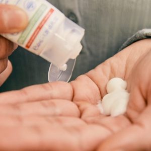ریختن مقدار مناسبی از لوسیون کودک روی کف دست